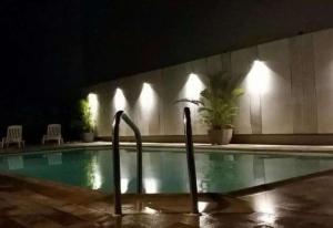 
A piscina localizada em Apart hotel Copacabana Próximo a praia ou nos arredores
