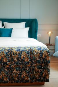 Postel nebo postele na pokoji v ubytování Hôtel Singulier Bordeaux - Boutique Hôtel & Spa Anne Semonin