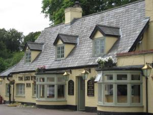 une maison ancienne avec un toit rayé dans l'établissement The Lord Byron Inn, à Cambridge