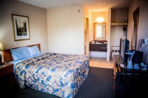 Postel nebo postele na pokoji v ubytování Langley Hwy Hotel