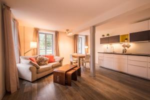 因特拉肯Dependance Ost的客厅里有一张沙发和一张桌子。