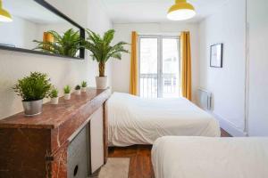 Un dormitorio con una cama con plantas. en NOCNOC - La Comédie, en Montpellier