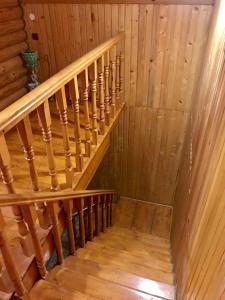 a wooden staircase in a cabin with wooden floors at Rukavichka in Pilipets