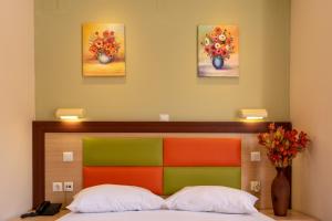 Postel nebo postele na pokoji v ubytování Maltezos Hotel