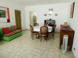 un soggiorno con tavolo, sedie e divano di Teté a Lima