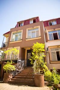 een gebouw met trappen ervoor bij Hotel Black Sea House in Batoemi