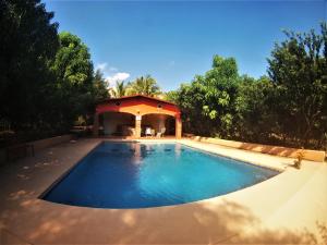 a swimming pool with a gazebo in a yard at Quinta Comala Hotel & Villas in Comala