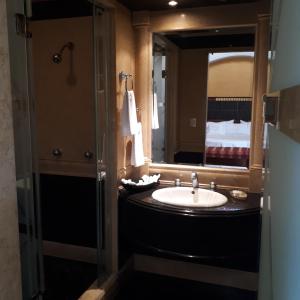 ein Bad mit einem Waschbecken und einem Spiegel in der Unterkunft Villas Princess Hotel in Mexiko-Stadt