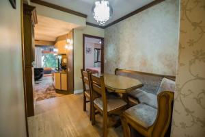a dining room with a table and chairs at Flat no Hotel Wish Serrano Resort in Gramado