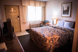 מיטה או מיטות בחדר ב-Langley Hwy Hotel