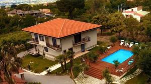 Bazén v ubytování B & B Evergreen nebo v jeho okolí