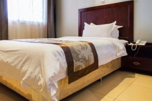 En eller flere senge i et værelse på Easy View Hotel Mbarara