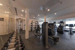 un gimnasio con varias cintas de correr y máquinas en él en Grand Park Royal Puerto Vallarta - All Inclusive, en Puerto Vallarta