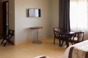 TV a/nebo společenská místnost v ubytování Easy View Hotel Mbarara