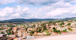 MbararaにあるEasy View Hotel Mbararaの屋根から市街の景色を望む