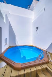 - une piscine sur la terrasse d'une maison dans l'établissement Casa do céu, à Silves