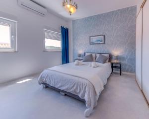 a bedroom with a large bed with a blue wall at Casa do céu in Silves