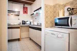 A kitchen or kitchenette at Apartment Helios