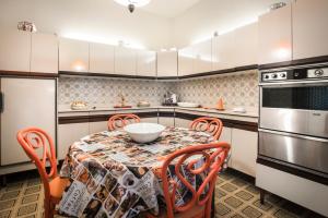 A kitchen or kitchenette at Apartment Helios