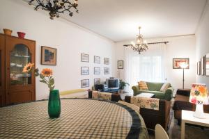 A seating area at Apartment Helios