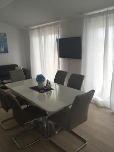 TV a/nebo společenská místnost v ubytování Luxury Apartments Vučinić Pirovac