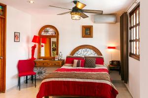 1 dormitorio con 1 cama y ventilador de techo en Casa Blanca Boutique & Organic, en Cancún