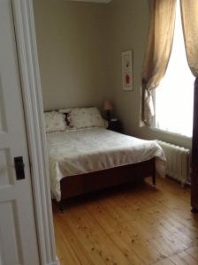 a bedroom with a bed and a window at Le Gîte des Soeurs in Saint-Luc-de-Vincennes