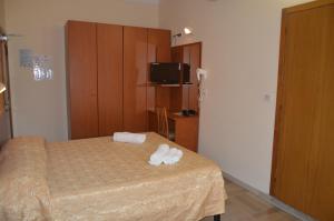 una camera d'albergo con un letto e asciugamani di Hotel Karin a Rimini