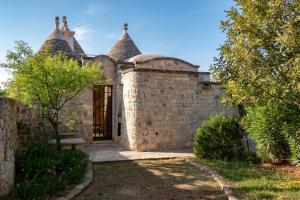 an external view of a building with turrets at Casa Vacanze Riposo Del Vento in Cisternino