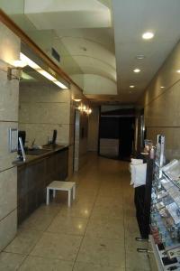 un couloir d'un restaurant avec une table et un banc dans l'établissement Select Inn Nagoya Iwakura Eki-mae, à Iwakura