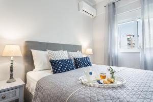 una camera da letto con un letto e un vassoio di cibo sopra di Marika's Guest House Chania a Chania