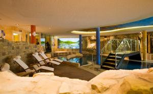 Der Swimmingpool an oder in der Nähe von BelArosa Suiten & Wellness