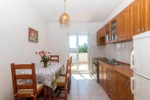 cocina con mesa y comedor en Apartments Vinka en Trogir
