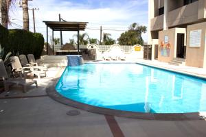 羅薩里托的住宿－Del Mar Inn Rosarito，大楼里的一个大型蓝色游泳池