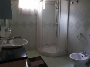 サン・ヴァンサンにあるAppartamento Ciriacoのバスルーム(シャワー、洗面台、トイレ付)