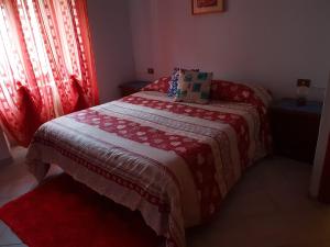 サン・ヴァンサンにあるAppartamento Ciriacoのベッドルーム1室(ベッド1台、赤と白の毛布付)
