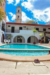 - une piscine dans un bâtiment doté d'une tour d'horloge dans l'établissement Hotel San Clemente, à Valladolid