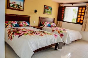 - une chambre avec 2 lits et une fenêtre dans l'établissement Hotel San Clemente, à Valladolid