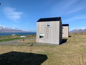 ein kleines Haus auf einem Hügel mit Aussicht in der Unterkunft Sunnuhlid houses in Akureyri