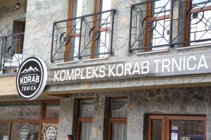 Trnica的住宿－Hotel Korab Trnica，建筑物一侧的标志