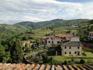 a view of a village with mountains in the background at Villino Chianti in Cavriglia