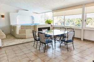 a dining room with a table and chairs at Hotel Suites Ixtapa Plaza in Ixtapa