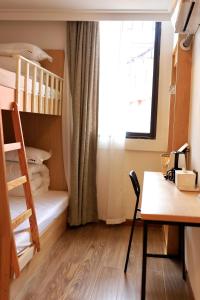 Postel nebo postele na pokoji v ubytování Travel light hostel