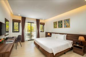 TV a/nebo společenská místnost v ubytování CEREJA Hotel & Resort Dalat