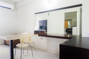 Η κουζίνα ή μικρή κουζίνα στο Pool View 2BR at Dian Regency Apartment By Travelio