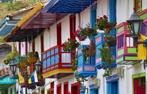 een gebouw met kleurrijke balkons en potplanten erop bij Casa Maral Hostal in Salento