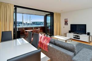 Gallery image of QV Stylish Waterfront Apartment - 317 in Auckland