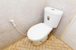 bagno con servizi igienici bianchi in camera di JJ House Gejayan a Yogyakarta