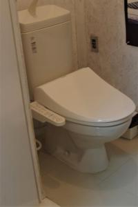 La salle de bains est pourvue de toilettes blanches. dans l'établissement Kichinan, à Osaka
