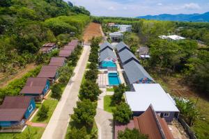 una vista aérea de una casa con piscina en Be Leaf Resort SHA, en Thalang